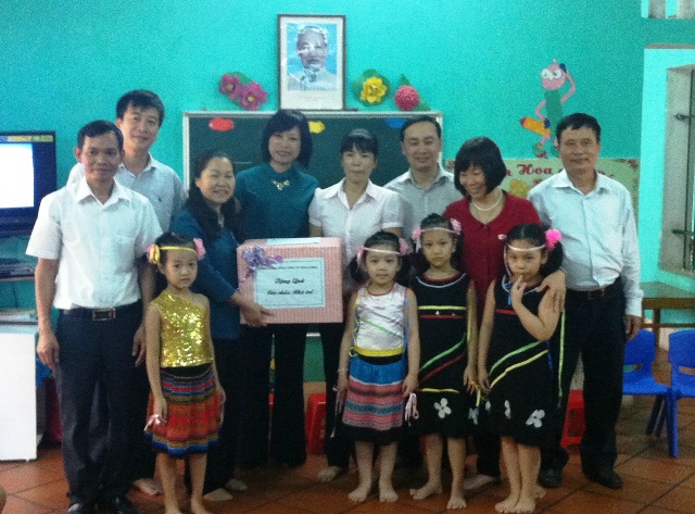 Lãnh đạo Tổng Liên đoàn Lao động Việt Nam và CĐ Xây dựng Việt Nam thăm và tặng quà cho các cháu tại Nhà trẻ mẫu giáo Công ty cổ phần Viglacera Hạ Long